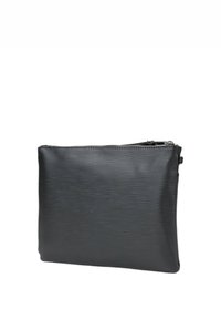 Monedero negro con cremallera hecho de material texturizado, con un interior suave y un diseño exterior sutilmente estriado. Forma rectangular compacta.