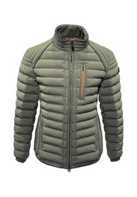 Olivgrüne gefütterte Jacke mit hohem Kragen, Reißverschluss auf der Vorderseite und einer Tasche mit orangefarbenem Akzent. Sie hat eine horizontale Steppung und schwarze Akzente.