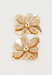 Boucles d'oreilles en doré avec des fleurs aux pétales superposés, une perle centrale lisse et des accents tissés en crème, le tout avec une finition métallique brillante.