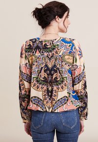 Langärmlige Bluse im bunten Paisleymuster, mit Blau-, Grün- und Pinktönen auf einem cremigen Hintergrund, entspannter Schnitt und Raffung.