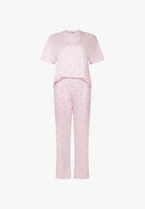 Roze katoenen pyjama-set met een kortärmelig shirt en een broek met trekkoord, versierd met kleine rode hartjespatronen overal.