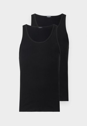 Twee effen zwarte mouwloze geribbelde tanktops gestapeld, de voorste top volledig zichtbaar en de achterste top gedeeltelijk zichtbaar op een witte achtergrond.