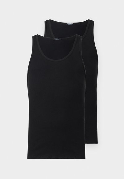 Δύο απλά μαύρα αμάνικα ριμπ μπλουζάκια στοιχισμένα, το μπροστινό μπλουζάκι είναι πλήρως ορατό και το πίσω μπλουζάκι μερικώς ορατό σε λευκό φόντο.