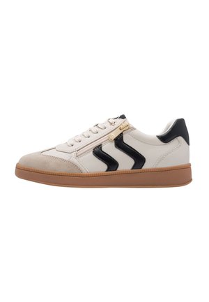 Hvid og beige sneaker med brun sål, sorte chevronstriber på siden, snørelukning foran og en lynlåsdetaile nær snørebåndene.