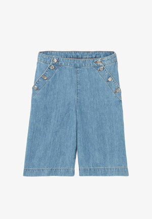 Pantalones cortos de mezclilla azul claro con piernas anchas y botones plateados dispuestos en diagonal cerca de la cintura en ambos lados.
