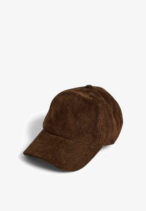 Mørkebrun ruskind baseballkasket med buet skygge og seks-panel konstruktion, vist mod hvid baggrund.