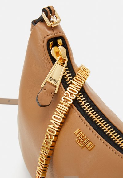MOSCHINO MINI LETTERING - Rankinė - marrone
