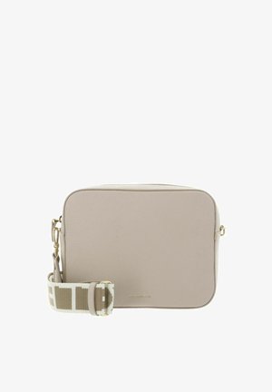 Beige rechthoekige leren crossbodytas met gouden beslag en brede beige-wit verstelbare stoffen riem.