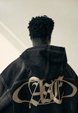 Bershka, HOODED EMBROIDERED BACK - DENIM JACKET - Veste en jean - black