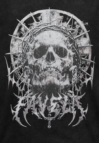 Κρανίο με στέμμα από αγκάθια περικυκλωμένο από ακίδες και στυλιζαρισμένο, οδοντωτό κείμενο από κάτω σε μαύρο φόντο.