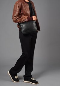 The Bagging Co POCKET MEDIUM - Bandolera - black