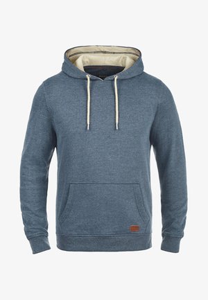 Niebieska bawełniana bluza z kapturem z beżowym wykończeniem wewnętrznym, sznurkami, kieszenią z przodu oraz małą brązową skórzaną metką u dołu.