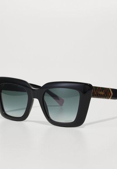 Černé oversized sluneční brýle s gradientovými skly a vzorovanou, multibarevnou stranou s geometrickým designem.