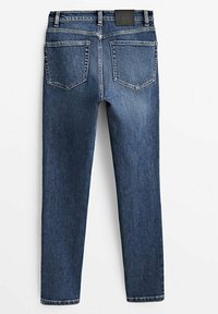 Tumma sininen farkkuhousu, joissa on slim fit -leikkaus, viisi taskua ja vyötäröllä oleva etiketti. Takana on kaksi symmetristä paikkataskua.