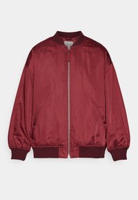Blouson bomber bordeaux en satin, avec col côtelé, fermeture éclair intégrale et poignets et ourlet élastiqués. Deux poches latérales.