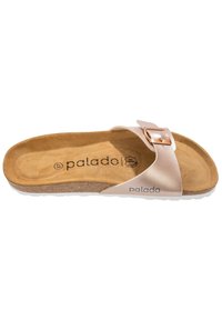Sandalo Palado, con un cinturino sintetico color oro rosa, soletta in suede e plantare con finitura in sughero. Fibbia regolabile e suola bianca.