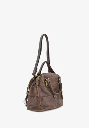 Braune Lederhandtasche mit mehreren Reißverschlüssen, goldenen Beschlägen, einem langen verstellbaren Riemen und zwei kurzen Griffen auf einem weißen Hintergrund.