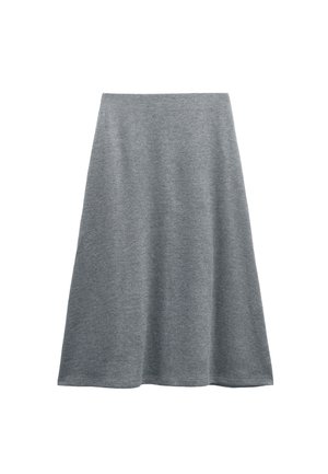 Szara spódnica w kształcie litery A, wykonana z miękkiego materiału, sięgająca do kolan, z szerokim pasem, zapewniająca gładką sylwetkę. Brak widocznych wzorów lub akcentów.