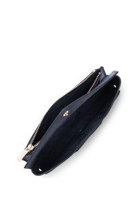 Portefeuille en cuir bleu marine avec une texture lisse, doté de fermetures éclair dorées, d'un compartiment principal et d'un design fin. L'intérieur est doublé de noir.