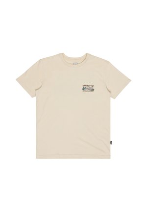 T-shirt beige à manches courtes avec un petit motif extérieur vert et noir et le texte "Billabong Adventure Division" sur le côté gauche de la poitrine.