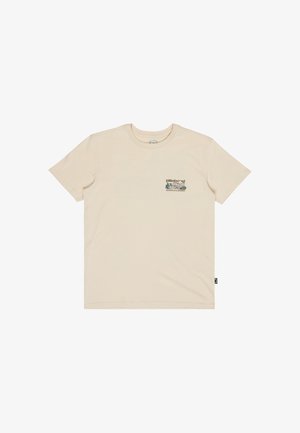 T-shirt beige à manches courtes avec un petit motif extérieur vert et noir et le texte "Billabong Adventure Division" sur le côté gauche de la poitrine.