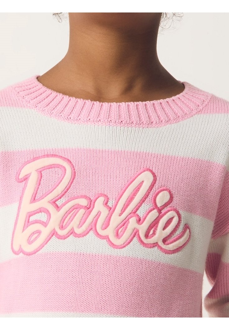 Pull rayé rose et blanc avec col côtelé, présentant une broderie en relief "Barbie" en rose et blanc sur le devant.