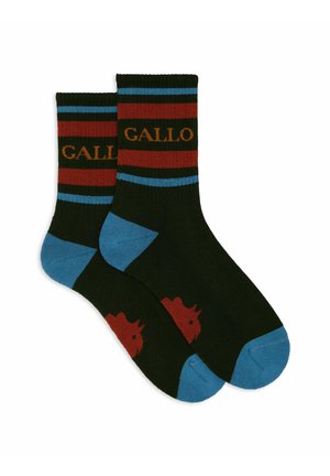 Calzini a maglia con strisce verde scuro, rosse e blu. La parola "GALLO" è ben visibile, con dettagli sulla punta e sul tallone.