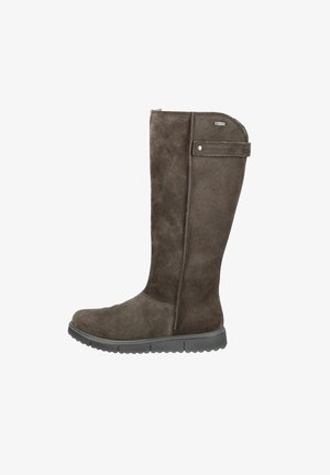 Vysoká, tmavě hnědá nubuková bota s kulatou špičkou a texturovaným svrškem, vybavená polstrovanou podrážkou a bočním popruhem s kovovým akcentem.