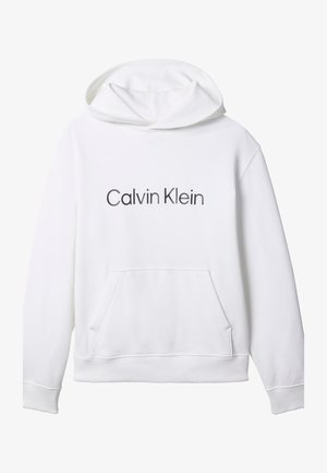 Bijela majica s kapuljačom i prednjim džepom, s natpisom "Calvin Klein" u crnoj boji, smještenim u sredini prsa.