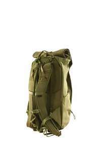 Mochila verde oliva con cierre superior enrollable, correas de hombro acolchadas, panel trasero de malla y múltiples bolsillos para almacenamiento. Tejido duradero.