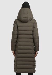 Langer, voluminöser olivgrüner Mantel mit horizontalem Steppmuster, Kapuze und kontrastierender schwarzer Strickmütze. Verfügt über flache Nähte und eine glatte Textur.