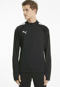 Fekete, hosszú ujjú sportfelső könnyű anyagból, negyed cipzárral, Puma logóval és fehér vállrész kiemelésekkel.