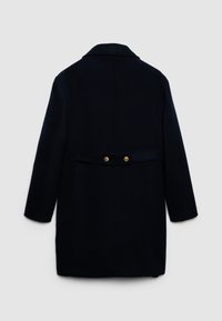 Cappotto di lana blu con colletto, maniche lunghe e taglio dritto. Presenta due bottoni dorati sul retro e dettagli di design minimi.