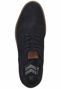 Zapato de ante azul marino con punta redondeada, diseño de cordones texturizado y acentos de cuero marrón. Talla 42 impresa en el interior. Suela de goma con detalles de costura.