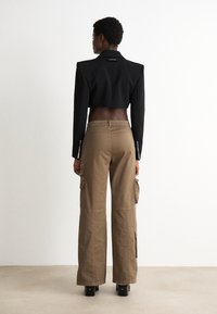 Gestuz MIRJAGZ PANTS - Kareiviško stiliaus kelnės - shitake