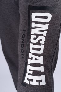 Pantalones de chándal grises de mezcla de algodón con gran texto blanco "ONSDLAE" y "LONDON" en negro en el costado. Textura suave, corte relajado.