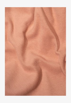 Miękka, lekka tkanina w stonowanym odcieniu brzoskwiniowym, charakteryzująca się gładką, fakturowaną powierzchnią z delikatnymi fałdami i zagnieceniami.