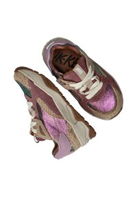 Kindersneakers met beige en paarse glinsterende panelen, witte veters en bruine gestructureerde zolen, merknaam "IKKE" op de tong en binnenzool.