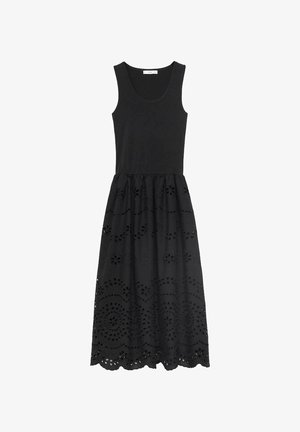 Vestido negro sin mangas con un cuerpo ajustado y una falda acampanada, intrincadamente bordada, con patrones florales recortados.