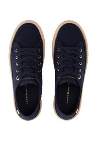 Navycanvas kengät pyöreällä kärjellä, kultaisilla nauholevyillä, litteillä nauhoilla ja vaaleanruskealla kumipohjalla. Kuoressa on teksturoitu pinta, ja pohjassa on kontrastiväri.