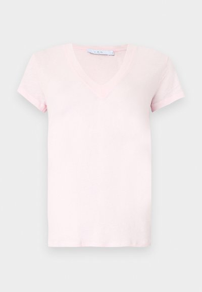 T-shirt de manga curta com decote em V em rosa claro. Feita de tecido macio com textura suave. Design minimalista, sem padrões ou detalhes adicionais.