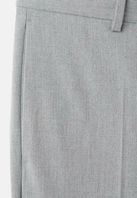 Jasnoszara spódnica z tkaniny o gładkiej fakturze, z paskiem w talii i dopasowanym krojem. Zawiera subtelne przeszycia nadające strukturę.