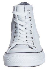 Baskets montantes blanches en cuir lisse avec une semelle en caoutchouc texturée. Dotées d'œillets métalliques, de lacets plats et d'une doublure à carreaux.