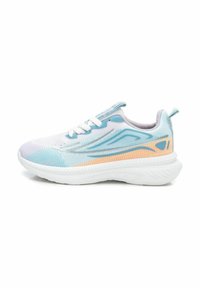 Zapatilla deportiva azul claro con acentos blancos, parte superior de malla texturizada, detalle lateral en naranja contrastante, suela blanca acolchada y sistema de cordones.