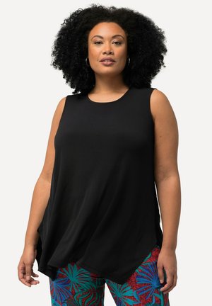 Top negro sin mangas hecho de tejido suave, con un escote redondeado y aberturas en los lados para mayor comodidad, combinado con pantalones de patrón colorido.