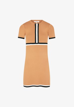 Robe courte beige avec manches courtes, fermeture éclair à l'avant, et garniture noire et blanche sur les manches, la poitrine et l'ourlet.