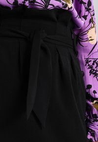mbyM Gonna a campana - black