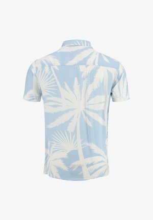 Camisa de manga corta con botones en tejido azul claro con un patrón de hojas de palma blancas; textura suave con cuello estándar y corte relajado.