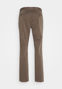 Bruine katoenen broek met een rechte pijp, voorzien van twee achterzakken en een gladde textuur. De achteraanblik toont de tailleband en stikseldetails.