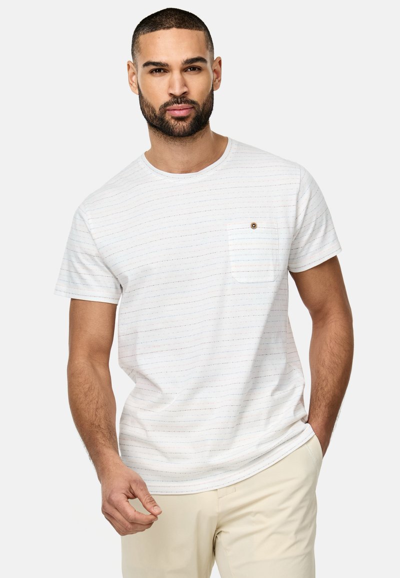 Weißes T-Shirt mit kurzen Ärmeln und dezenten horizontalen Streifen, Rundhalsausschnitt und einer Brusttasche mit einem kleinen braunen Knopfdetail.